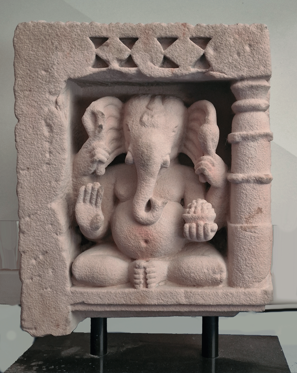 9 - Inde  - Ganesha assis dans une niche - grés rosé - période Gupta 7/8ème siècle -H : 40 cm